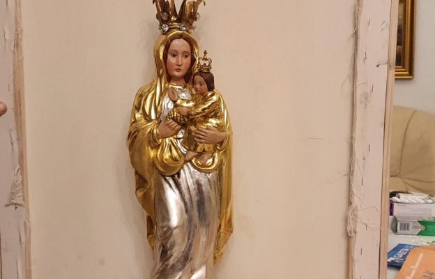 Figurki Matki Bożej wyrzeźbił ludowy twórca, Stanisław Stempiński z Zakopanego
