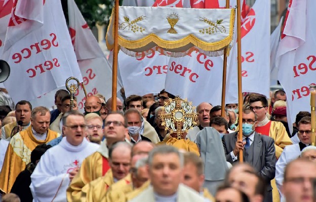 Procesja eucharystyczna wokół „Serca”