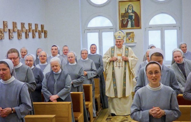 Biskup legnicki w gronie sióstr, które świętują jubileusz