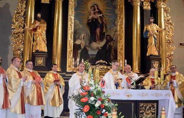 Jubileusz świątyni zgromadził wokół ołtarza kapłanów z dekanatu, rodaków oraz posługujących wcześniej w Starym Wiśniczu