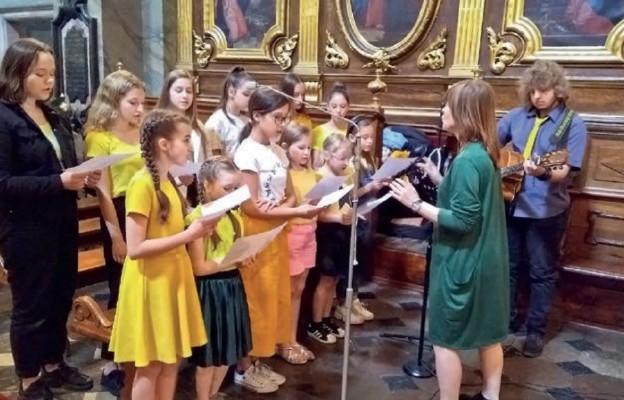 Wolontariusze z parafii św. Maksymiliana zaśpiewali w czasie Mszy św.