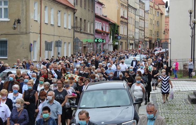 Tłumy wiernych szły w kondukcie żałobnym