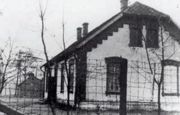 Budynek zamieszkiwany przez więźniarki
funkcyjne i francuskie Żydówki, który był
centrum masakry (zdjęcie powojenne)