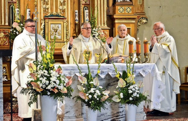 Eucharystii przewodniczył bp Jan Piotrowski, po prawej jubilat