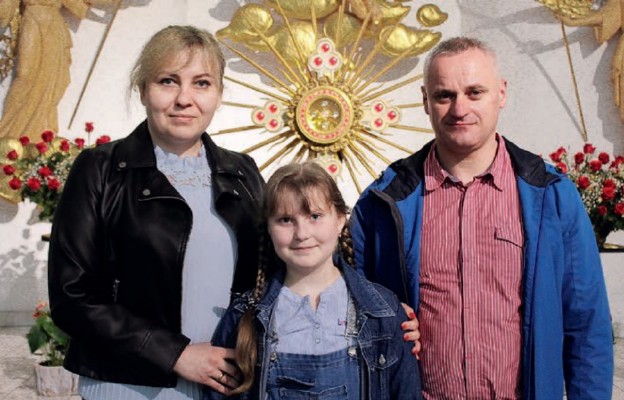 Zuzia z rodzicami przy relikwiach drzewa Krzyża Świętego