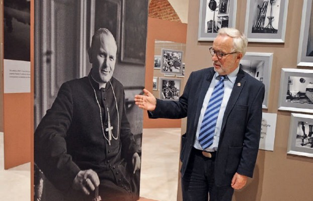 Dla Adama Bujaka prezentowane fotografie są okazją do ponownego spotkania z Janem Pawłem II, jego duchowym przewodnikiem