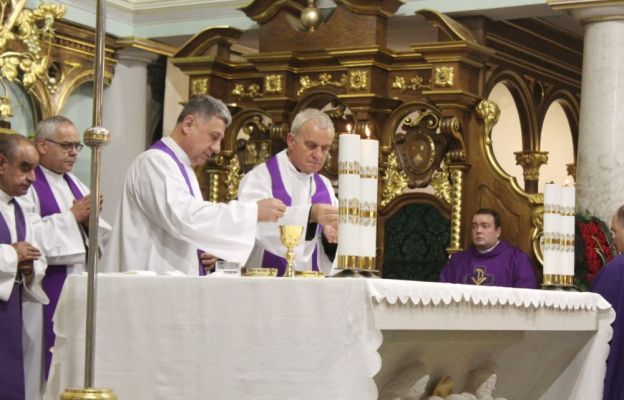 Nowy i ustępujący proboszcz, od lewej ks. kan. Daniel Słowik i ks. prał. Kazimierz Marchaj.