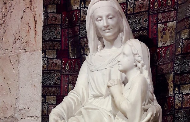 Posąg św. Anny z małą Maryją