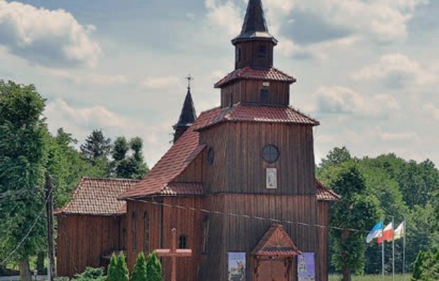 Drewniany kościół kryje w swym wnętrzu cenne znaki wiary z przeszłości