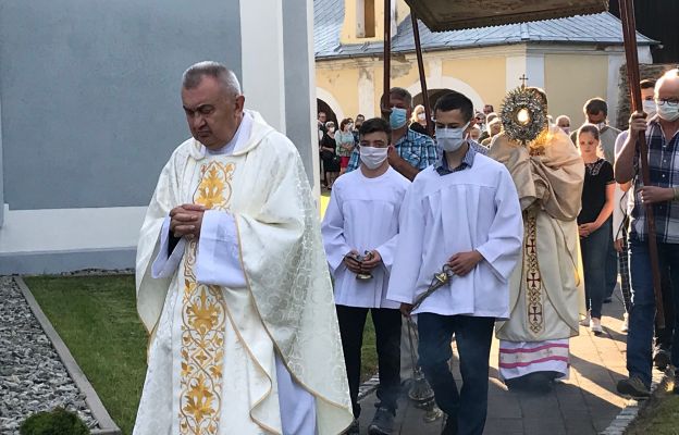 Procesja Eucharystyczna, na pierwszym planie proboszcz ks. kan. Włodzimierz Dmitrów