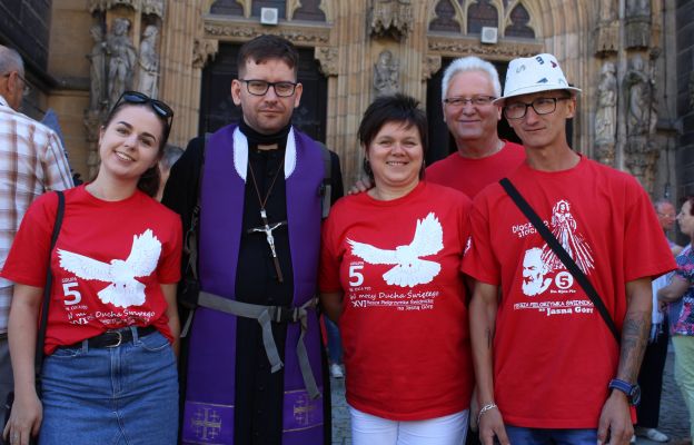 Ks. Krzysztofa Papieża żegnają pielgrzymi duchowi z grupy 5.