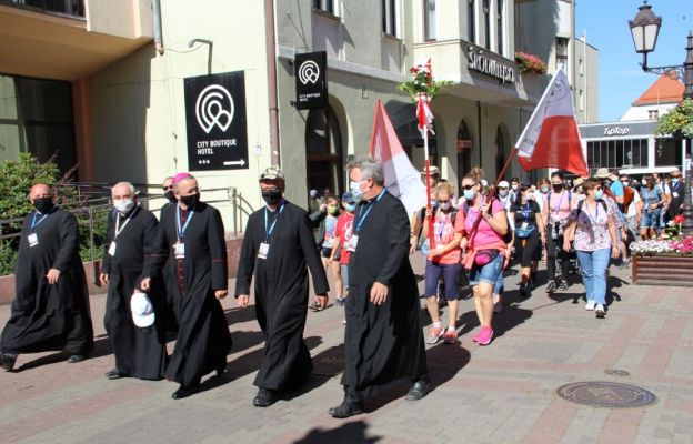 Pielgrzymka zielonogórska na Jasna Górę. Duża fotogaleria.