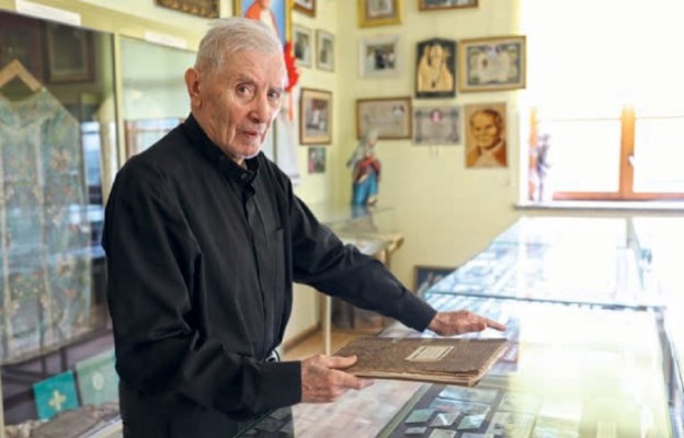 Założyciel i kustosz muzeum ks. Antoni Tworek  zaprasza  do obejrzenia zabytkowych zbiorów