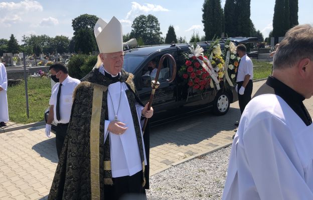 bp Ignacy Dec w kondukcie żałobnym. 