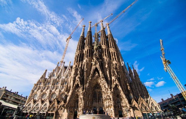 Zwiedzać słynną Sagrada Família mogło jednocześnie 1000 turystów,
natomiast uczestniczyć we Mszy św. w jej wnętrzu zaledwie 10 wiernych