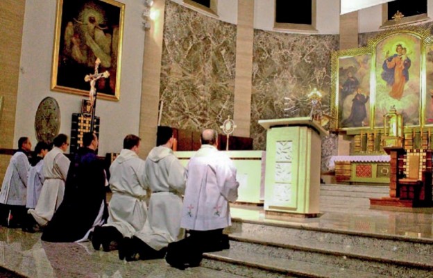 Wierni z konkatedry Matki Bożej Zwycięskiej odmawiają litanię do Patronki diecezji warszawsko-praskiej