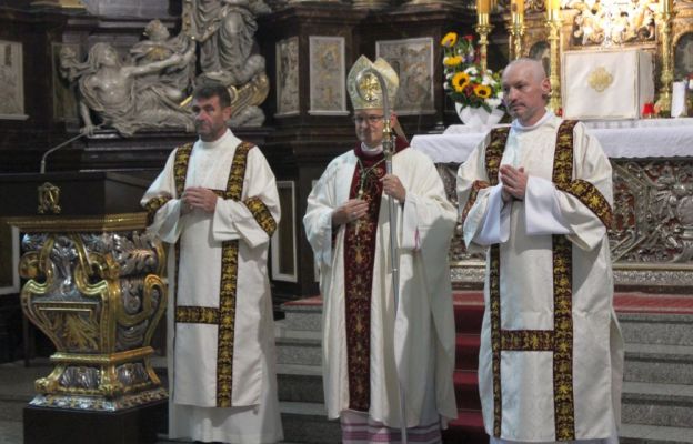 Diakon Tadeusz Dubicki (od prawej) wraz z biskupem Markiem Mendykiem i dk. Waldemarem Rozynkowskim