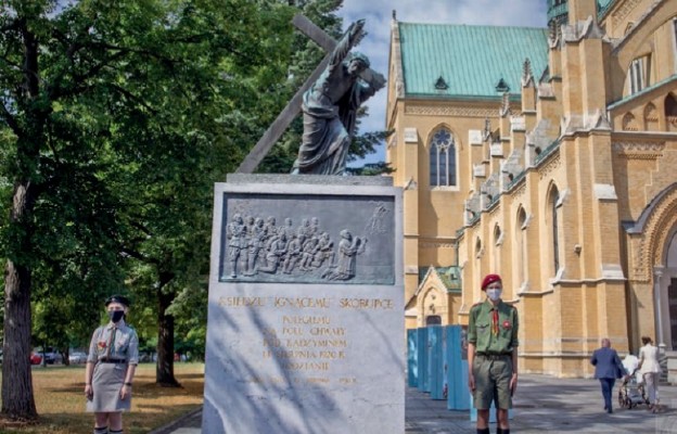 Pomnik ks. Ignacego Skorupki przed łódzką archikatedrą