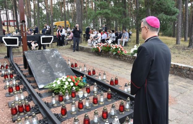 Bp Wiesław Śmigiel modli się w miejscu katastrofy kolejowej pod Otłoczynem.