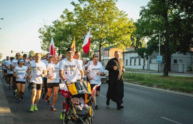 Pielgrzymują, biegnąc z Łodzi na Jasną Górę