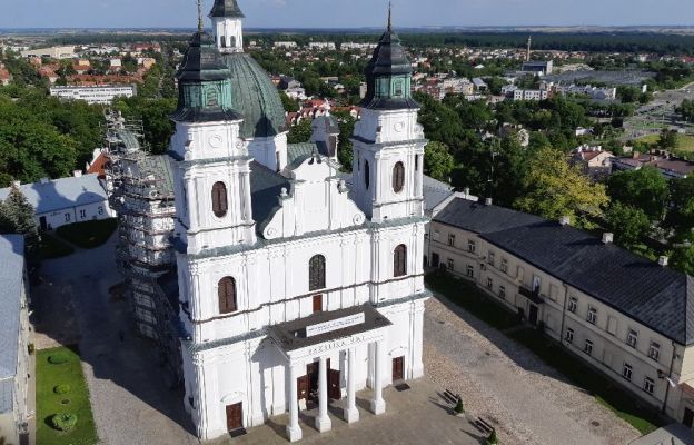 Z dzwonnicy można podziwiać bazylikę Narodzenia Najświętszej Maryi Panny i panoramę regionu aż po Ukrainę 