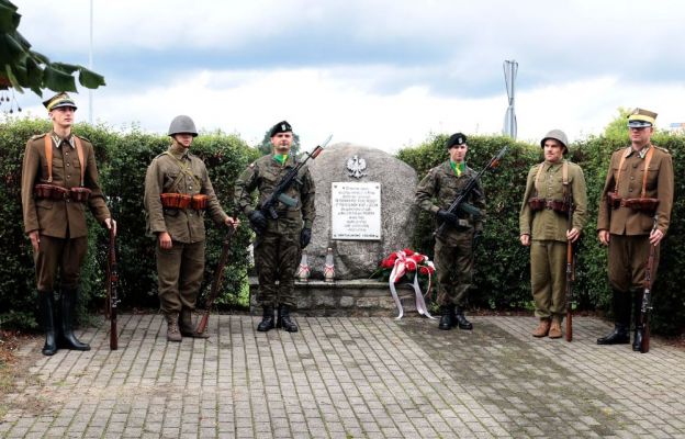Mieszkańcy mogli zapoznać się z historycznym mundurem żołnierzy 55 Pułku Piechoty i 17 Pułku Ułanów dzięki rekonstruktorom, którzy wystawili wartę przed pomnikiem