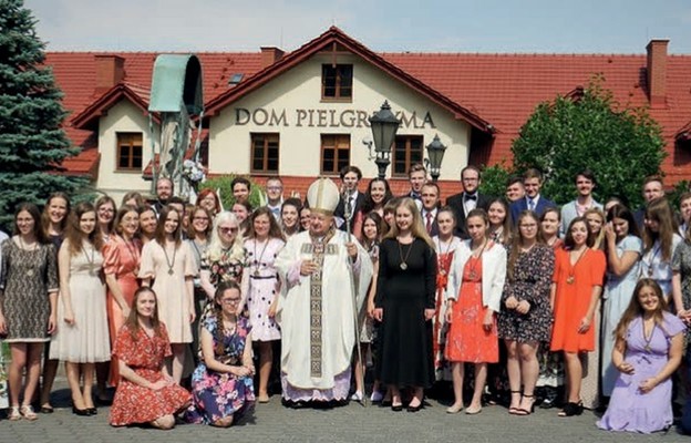 Pobłogosławieni w czasie pielgrzymki animatorzy Ruchu Światło-Życie z kard. Stanisławem Dziwiszem