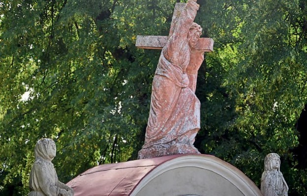 Chrystus z krzyżem przed kościołem w Starym Zamościu