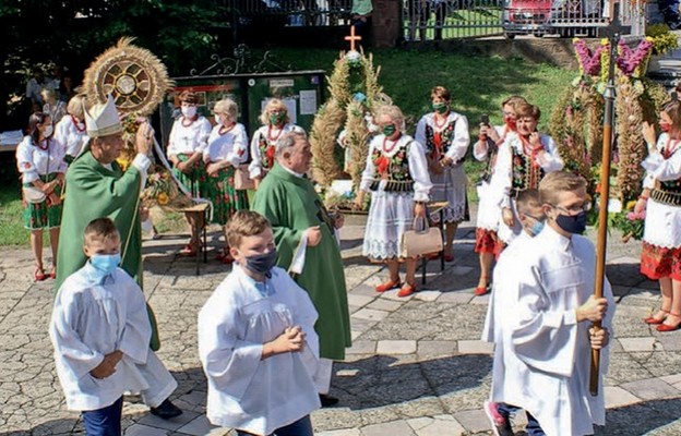 Do świątyni  tradycyjnie rolnicy  nieśli wspaniałe  wieńce dożynkowe