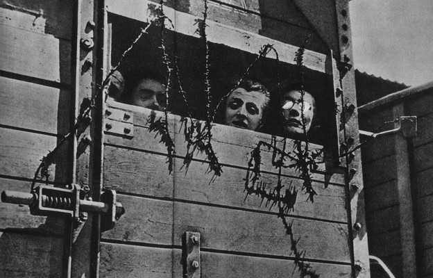 Żydzi w wagonie towarowym w drodze do obozu zagłady