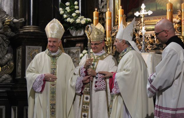 Symboliczne przekazanie pastorału nowemu biskupowi świdnickiemu.