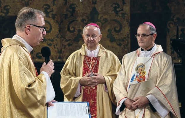 Od lewej: ks. Jarosław grabowski, bp Jan ozga oraz bp andrzej Przybylski