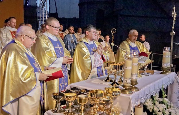 Sumę odpustową koncelebrowało ponad trzydziestu kapłanów