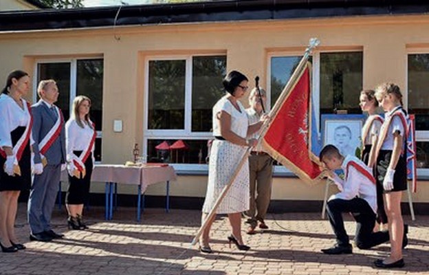 Ślubowanie uczniów na sztandar szkoły