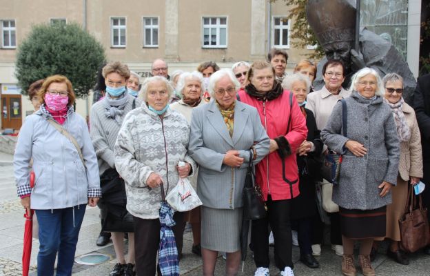 Wierni przy pomniku św. Jana Pawła II w dniu akcji 