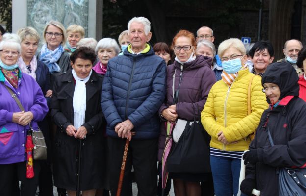 Wierni przy pomniku św. Jana Pawła II w dniu akcji 