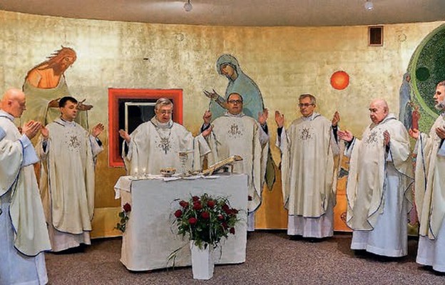 Abp Andrzej Dzięga wraz z wychowawcami seminarium celebruje pierwszą Mszę św. w kaplicy adoracji