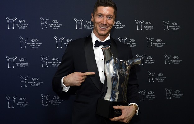 Robert Lewandowski z trofeum