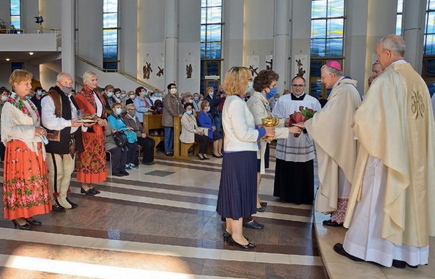 Dary ofiarne przynieśli do ołtarza przedstawiciele wspólnot Żywego Różańca