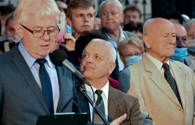 Od lewej: Andrzej Sękiewicz – prezes Stowarzyszenia „Wieniawa” i Władysław Dudek – autor projektu pomnika