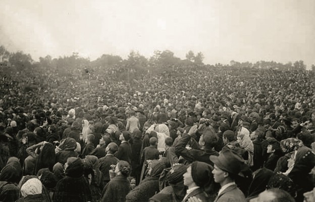 Tłum ludzi oglądający cud Słońca, Fatima, 13 października 1917 r.