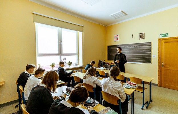 Nauczanie religii katolickiej i innych wyznań wspiera wychowawczą rolę szkoły