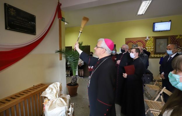 Biskup Świdnicki  poświęca  tablicę pamiątkową  z imieniem patrona szkoły