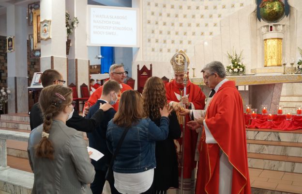 Dzierżoniowska młodzież przyjmuje sakrament bierzmowania