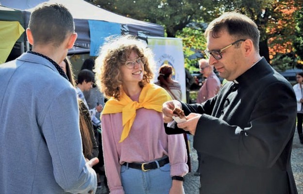 Młodzież chętniej słucha o nauczaniu Papieża Polaka niż o jego „biograficznych kwiatkach”