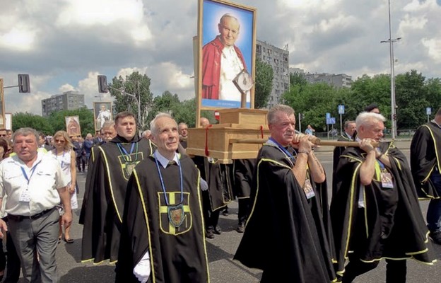 Z nieodłączną czarną mantullą Rycerze Jana Pawła II są zawsze widoczni na uroczystościach kościelnych