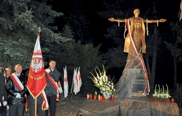 Pomnik bł. ks. Jerzego Popiełuszki  w Toruniu, odsłonięty  w 2011 r.