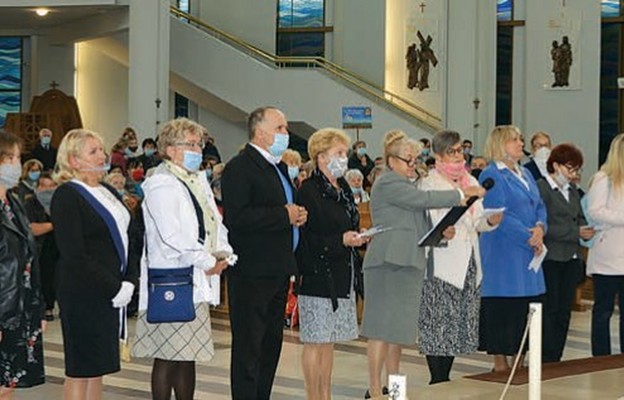 Osoby, które zdecydowały się modlić w intencji metropolity krakowskiego, złożyły przed ołtarzem przyrzeczenie