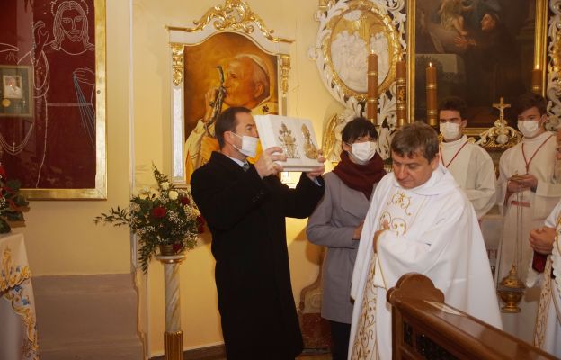 Relikwie św. papieża prezentują parafianie Wojciech i Irena Sadko 