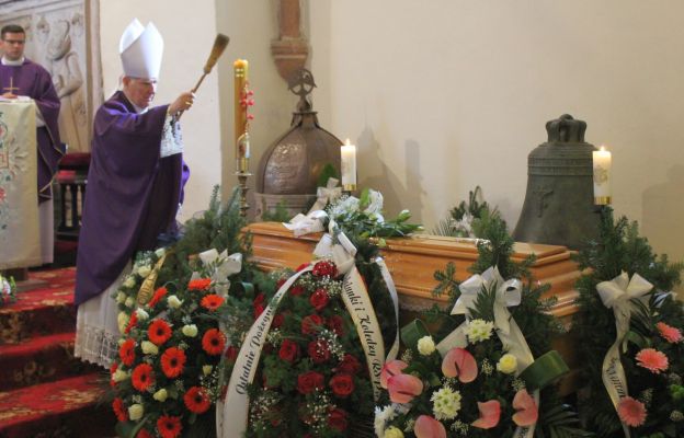 Ceremonia pogrzebowa w kościele w Sadach Górnych